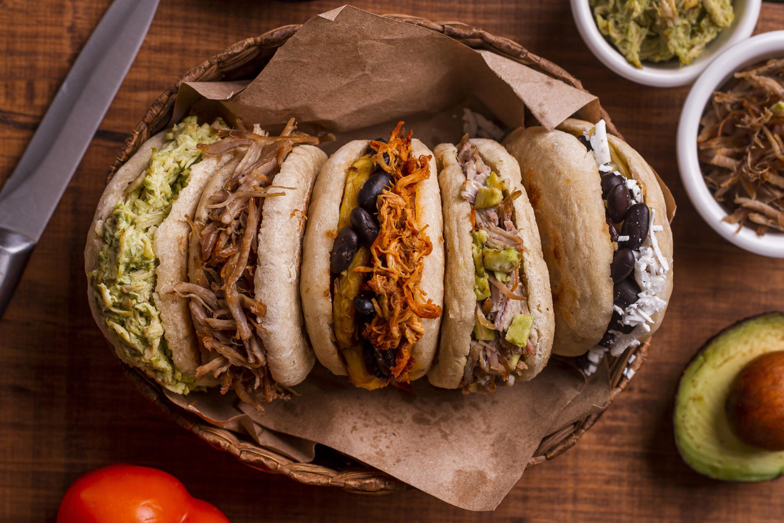//restaurantejarana.com/wp-content/uploads/2024/02/vista-superior-canasta-surtido-arepas-scaled.jpg